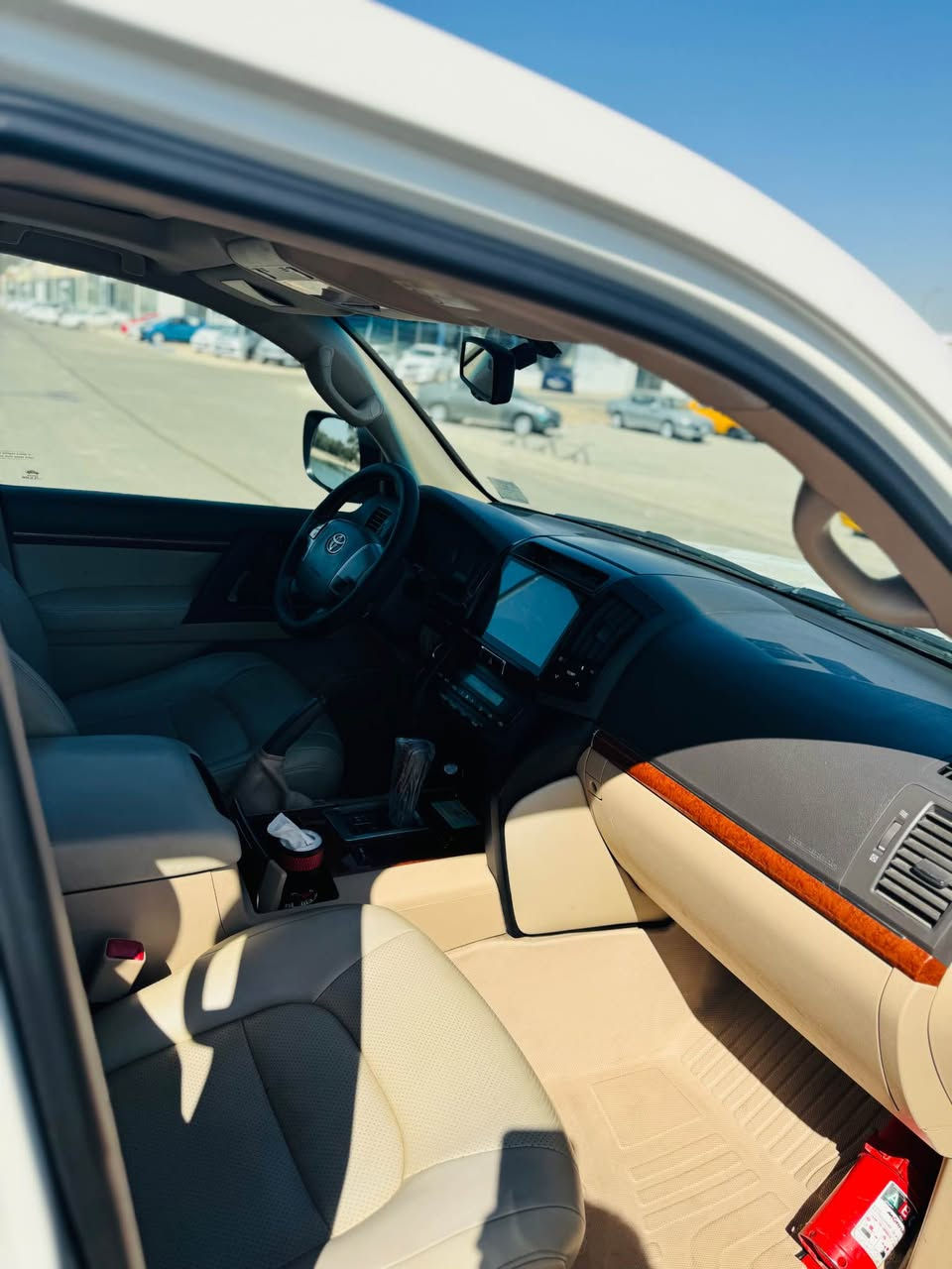 سلام عليكم

لاندكروز 2015  
GXR v6
مكينة 6 سلندر
رقم بغداد باسمي
ماشية 132 الف حقيقي

سبير وعدة 
مكينة كير حداديه تخم تاير باتري كهربائيات كلهن جدد 
كفاله من الصبغ والتبديل 

بيها بارد بل باب والباب بدون صبغ 

المواصفات:-
سلايد فتحة
ثلاجة 
كشنات كهربائي ثلاث دكم
شاشة + كامرة + حساس امامي خلفي  
تحكمات ستيرن 
مري شفط
8 ايرباك 

نظام فور ويل 
تشغيل عن بعد 
تشغيل بصمة وابواب وجنطة
وباقي من المواصفات معروفة
العنوان بغداد الحبيبيه 
الرقم ***********
السعر ٣٧٥وبيه مجال Colombo, Sri Lanka
