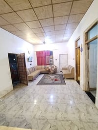 بيت للبيع مساحته 200 غرفتين ومطبخ حارة وبارد ومجمع صحيات داخل وخارج.وط...