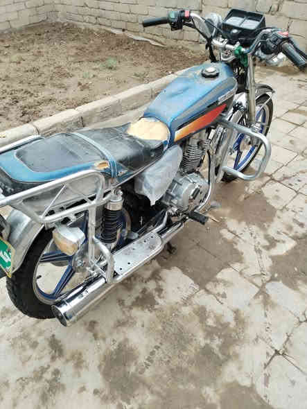 السلام عليكم خون دراجه بارت البيع 2018 دراجه جاهزه ما عوزه شي دك زلف وتروح دراجه حله من صور مكلف بل نشر رقم صاحب الدراجه (***********) 👁️
