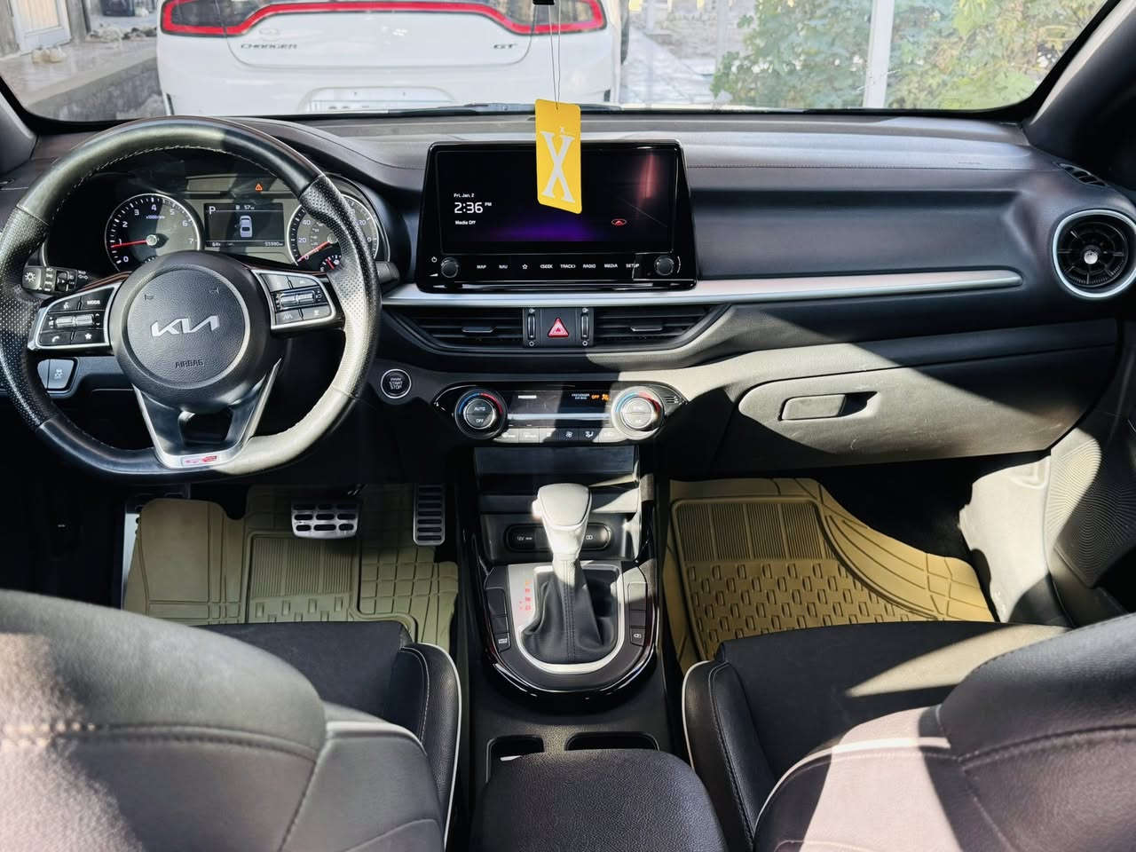 سلام عليكم 
للبيع فورتي 2023 جيتي لاين
بدون رقم بدون رقم  
موصفات 
بصمه 
شاشه جبيره 
رادار جانبي وامامي 
السياره فول عده الفتحه 
كلين بدون صبغ بيها فقط بارد على كد شبر
وبدون اي ارباك
مكان السياره بابل 
***********
السعر 148 بيها مجاال
