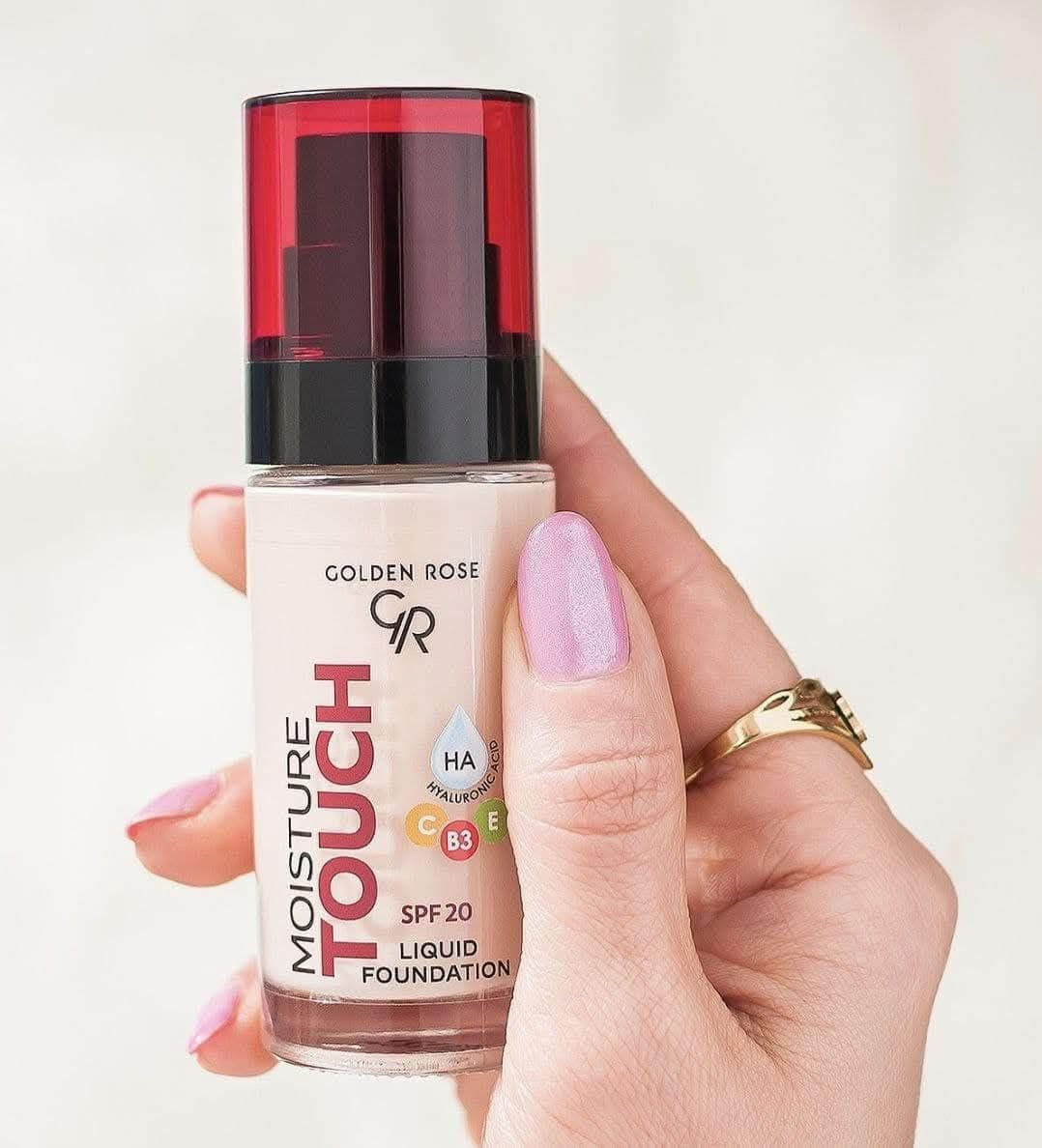 كريم الأساس السائل Golden Rose Moisture Touch هو كريم أساس مرطب بتركيبة نباتية وخفيفة الوزن، يوفر تغطية قابلة للبناء من خفيفة إلى متوسطة ولمسة نهائية طبيعية ومشرقة. 
الميزات والفوائد الرئيسية
الترطيب والعناية بالبشرة: غني بـ حمض الهيالورونيك والنياسيناميد (فيتامين B3) لتوفير التغذية والرطوبة الأساسية للبشرة، مما يجعلها تبدو ممتلئة وصحية.
الحماية من الشمس: يحتوي على عامل حماية من الشمس SPF 20 للمساعدة في الحماية من أشعة UVA/UVB الضارة.
مضادات الأكسدة: تحتوي التركيبة على مضادات أكسدة قوية مثل فيتامين C و E، والتي تعزز مرونة البشرة وإشراقها وتحميها من الأضرار البيئية.
مناسب لجميع أنواع البشرة: على الرغم من كونه مرطبًا، إلا أنه مصمم ليكون متوافقًا مع جميع أنواع البشرة، ويوصى به بشكل خاص للبشرة الجافة والمختلطة.

متوفر الان لدى سامي للعطور ومواد التجميل 
____________________________

العنوان:🔻العراق الموصل حي الكرامة🔻

‏‎يوجد لدينا توصيل لكافة أنحاء العراق🚚

‏‎للطلب او الاستفسار (واتساب ) 👇

❇️☎️0️⃣7️⃣7️⃣0️⃣7️⃣4️⃣4️⃣9️⃣2️⃣5️⃣8️⃣

☎️0️⃣7️⃣5️⃣0️⃣3️⃣3️⃣2️⃣5️⃣9️⃣8️⃣8️⃣

او مراسلتنا على بريد الصفحة الان📥

‏‎🔱 تسعدنا زيارتكم 🔱

‏‎سامي للعطور ومواد التجميل 😘
وجهتكم الاولى لعالم العطور والتجميل❤️
الحجز مفتوح والاستلام خلال يومين فقط↪️

عنوان الكوزمتك على خرائط كوكل👇📍🗺️

https://maps.app.goo.gl/jk3FJXKeUUixF3oT8

 رابط الإنستغرام 👇

https://www.instagram.com/sami_perfumes0

رابط التيك توك 👇

https://www.tiktok.com/@samiperfumesandcosmetics
