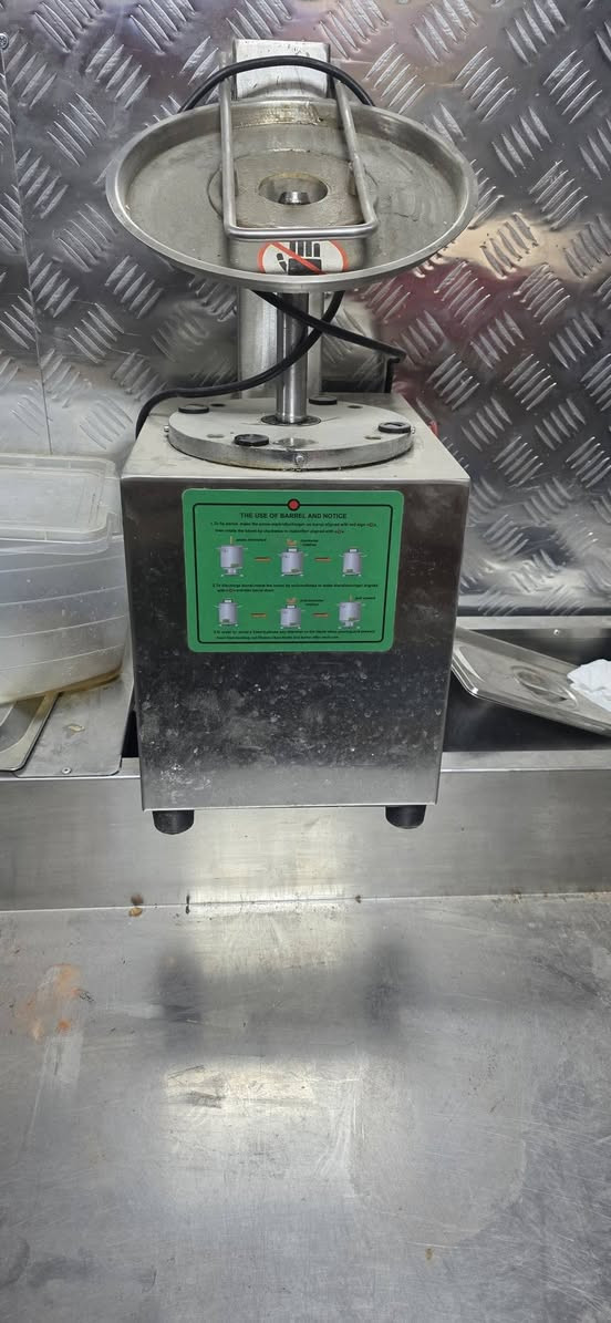 سلام عليكم من رخصت الادمن عندي غراض مال مطعم 1قليه فنكر 2فرن مال بيتزا الداخل حجر مو العادي 3 عجانه 4 خلط 
5شوايه مال هنبركر 
6ثلجه تخزين الغذاء 
7 ميزين كبير  الستفسار على هذا الرقم***********
