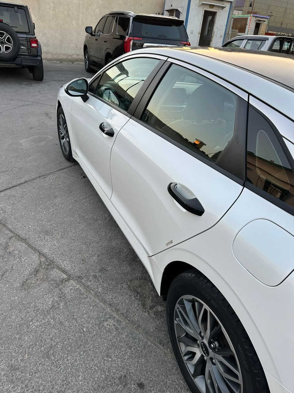 كي 5 موديل 22 خليجي كفاله ( عميه)
كما موضح بالصوره
بيه بارد ثلاق اصابع بخشم البنيد بالبنيد وشخط وبي دي ار بسيط جداً بقبق الصندوق بالباب  بالسونار  ماشيه61 الف حقيقي
السعر 188$
هاتف ***********
