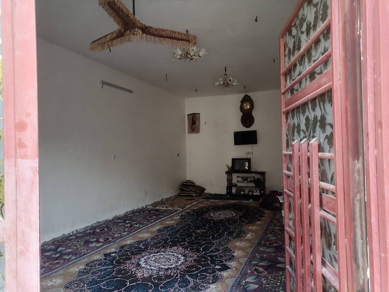 بيت للبيع في جسر ديالئ شارع المخازن بضهر سيد مجيد مساحته 250 تفاصيل أكثر تصل ***********
