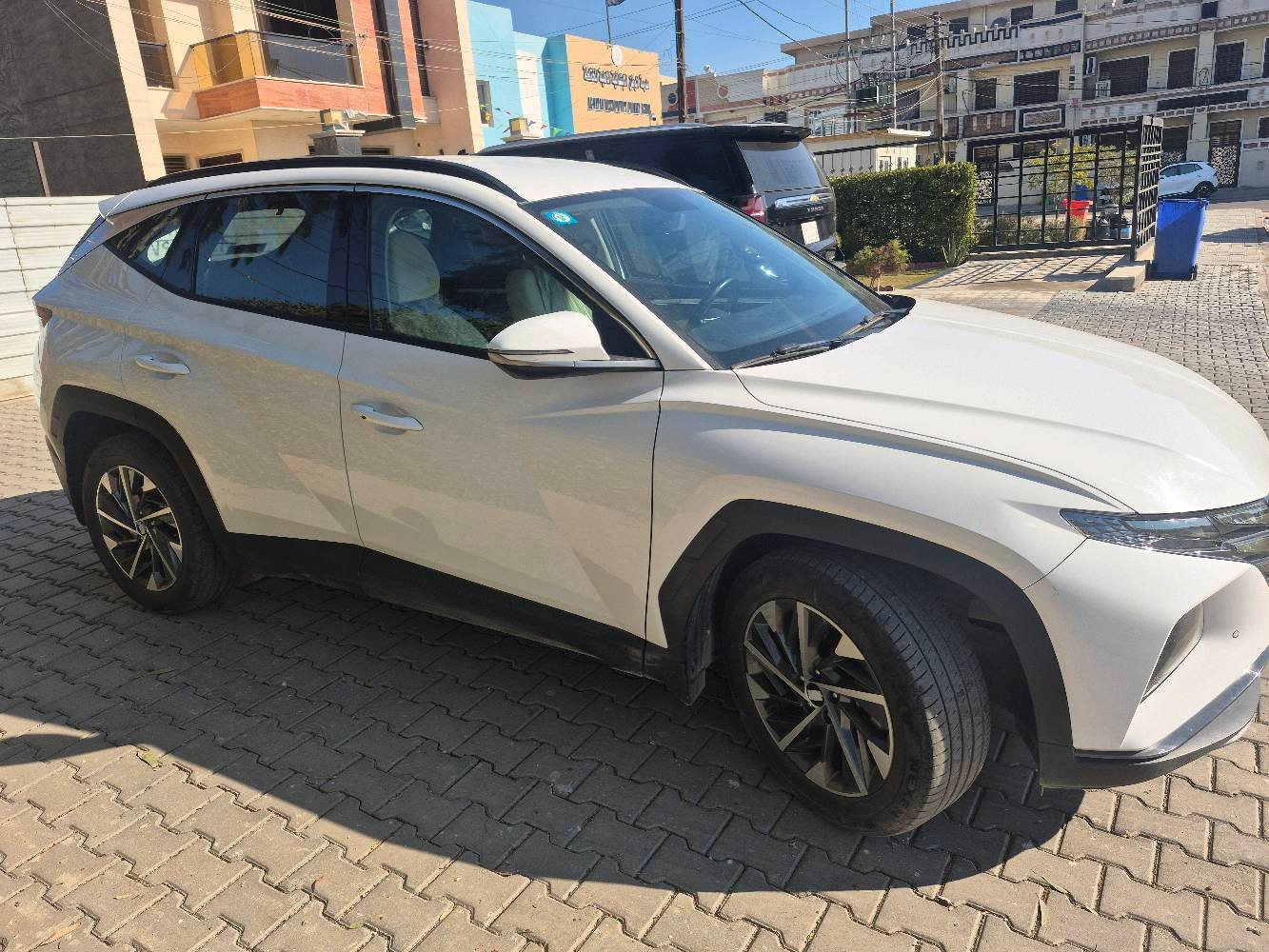 توسان 24خليجي محرك 2000فول ماعدا البانوراما بصمه تشغيل عن بعد حساس امامي خلفي لد امامي خلفي كراسي 2كهرباء هاندبريك بصمه اوتو هولد مانع انزلاق وانحدار اشايرومري شفط بردات ب ابواب شحن واير ليس مود درايف تحكمات شاشهوكامره زنون  الخ 
ماشيه 42  كفاله من الصبغ بيها بارد قليل  يم الرقم الخلفي والسونار موجود 
بغداد حي جامعه
سعر 212
***********
***********