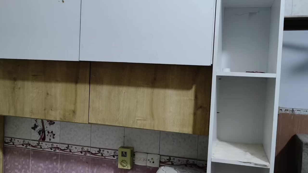 السلام عليكم
كاونتر mdf ثقيل متكون من قطعتين الاولى سنك مرمر طول متر ونص 
قطعة ثانية كبيرة طول 2متر و40 سم وارتفاع 2 متر و20سم  متكونة من طابقين طابق الاعلى من ستة رفوف نظام جكات ولمس وطابق الاسفل خانتين كبير وثلاث مجرات 
مع ملحق صغير للعرض
سعر 550 الف 
كربلاء 
***********
