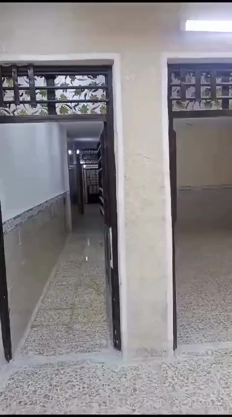 السلام عليكم
مشتمل للبيع مساحة ١٠٠م مربع 
طابق ونص ٥*٢٠ طابو زراعي 
يحتوي غرفتين نوم واستقبال وصالة وخدمات وسطح ومطبخ وكراج 
الموقع الشعب شارع الصحة حي الكوثر
السعر ١٠٠مليون 
*********** أبو عادل
