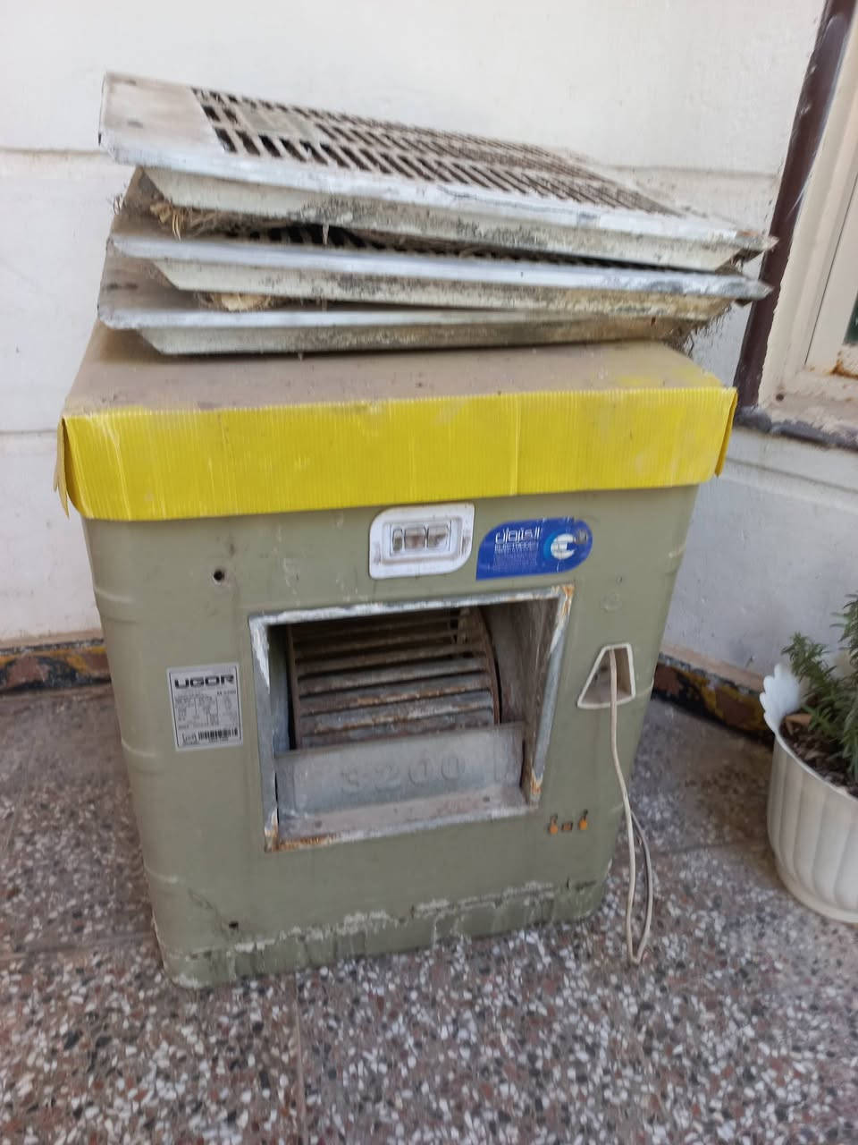 مبردات ثنين وحده كبيره كلشش بيه زرفين صغير كلش وثانيه حجم وسط نظيفات شغالات اي عطل مابيهم فقط كبيره كلش بيه زرفين صغيره مكاني اعظميه زراعي سبع ابكار مقابيل مركز شرطه قرب مخازن ***********
