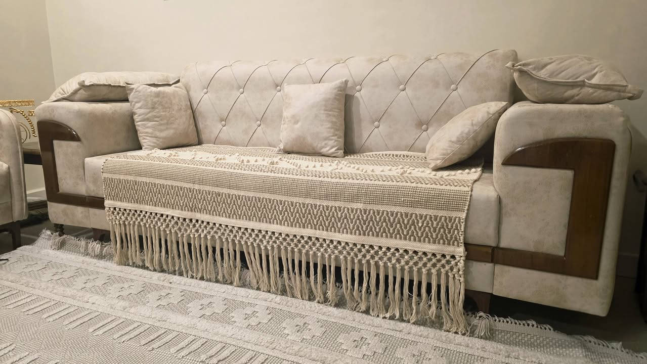 قنفات للبيع
تخم ونص
عدد المقاعد ١٣ مقعد
٣ قنفات كبار 
٤ كراسي مفردة 
استخدام قليل نظيف جدا 
مع المفارش والكوشايات
السعر ٩٠٠ الف
المكان البصرة
***********
