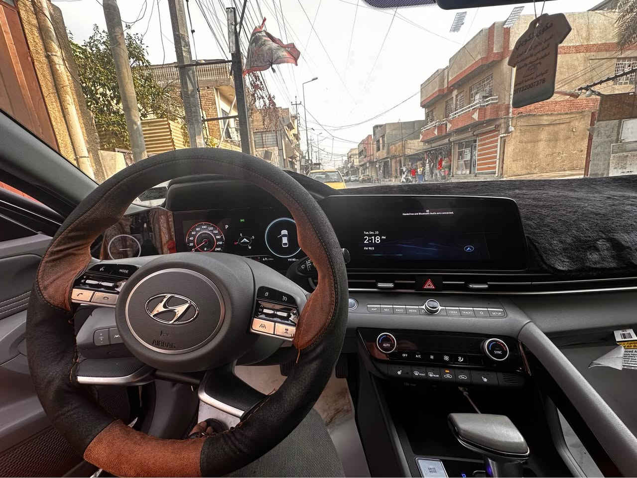 سلام عليكم
النترا 2023 
ماشي ١٤  الف 
فول موصفات عدا الفتحه 
يعني بصمه شاشه متصله حساسات 360 درجه مقاعد هيتر اوتو بارك كل الموصفات مال لمتد ما عدى الفتحه 
حادثه جاملغ فقط 
مكفوله من كلشي بعد 
ايرباك السياره كله سليم 
رقم / *********** بي وتساب بغداد, العراق
