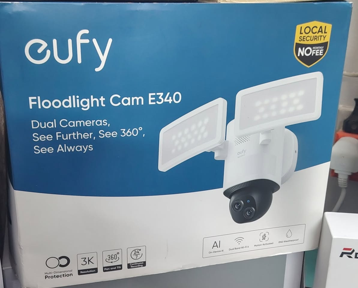 كاميرا الإضاءة الكاشفة يوفي E340
 ( هي كاميرا أمان خارجية متطورة ومزودة بكاميرتين مزدوجتين (واحدة بزاوية واسعة بدقة 3K والأخرى مقربة بدقة 2K مع تقريب بصري 3x) توفر تغطية شاملة بزاوية 360 درجة، وإضاءة قوية. 
الميزات والمواصفات الرئيسية
كاميرات مزدوجة: تتميز الكاميرا بعدستين: عدسة واسعة الزاوية بدقة 3K للحصول على الصورة الكبيرة، وعدسة مقربة بدقة 2K مع تقريب هجين يصل إلى 8x لرؤية التفاصيل البعيدة دون فقدان الوضوح.
تغطية بزاوية 360 درجة: تدعم الكاميرا خاصية التحريك والإمالة (Pan & Tilt) بزاوية 360 درجة أفقياً و120 درجة رأسياً، مع تتبع آلي للأشخاص المكتشفين لضمان عدم تفويت أي زاوية.
إضاءة كاشفة قوية: تحتوي على لوحين إضاءة قابلين للتعديل بقوة 2000 لومن ودرجة حرارة لون 4000 كلفن، يمكن ضبطهما لتنشيط الحركة أو الإضاءة المحيطة.
تسجيل 24/7: يمكن تمكين التسجيل المستمر على مدار الساعة طوال أيام الأسبوع عند تركيب بطاقة microSD بسعة تصل إلى 128 جيجابايت (غير مدرجة) أو التوصيل بوحدة HomeBase S380 (تُباع بشكل منفصل).
اتصال Wi-Fi 6 مزدوج النطاق: توفر اتصالاً سريعاً ومستقراً عبر شبكات 2.4 جيجا هرتز و 5 جيجا هرتز.
لا توجد رسوم شهرية: يتم تخزين جميع البيانات محلياً بشكل آمن دون الحاجة إلى اشتراكات شهرية.
ميزات إضافية: تشمل الرؤية الليلية الملونة، والصوت ثنائي الاتجاه، وصفارة إنذار عالية بقوة 95 ديسيبل، ومقاومة للعوامل الجوية بمعيار IP65.
التكامل الذكي: تتوافق مع Amazon Alexa و Google Assistant.
السعر / ١٣٥ الف
توصيل جميع محافظات العراق
للحجز المراسلة على رقم الواتساب ***********
