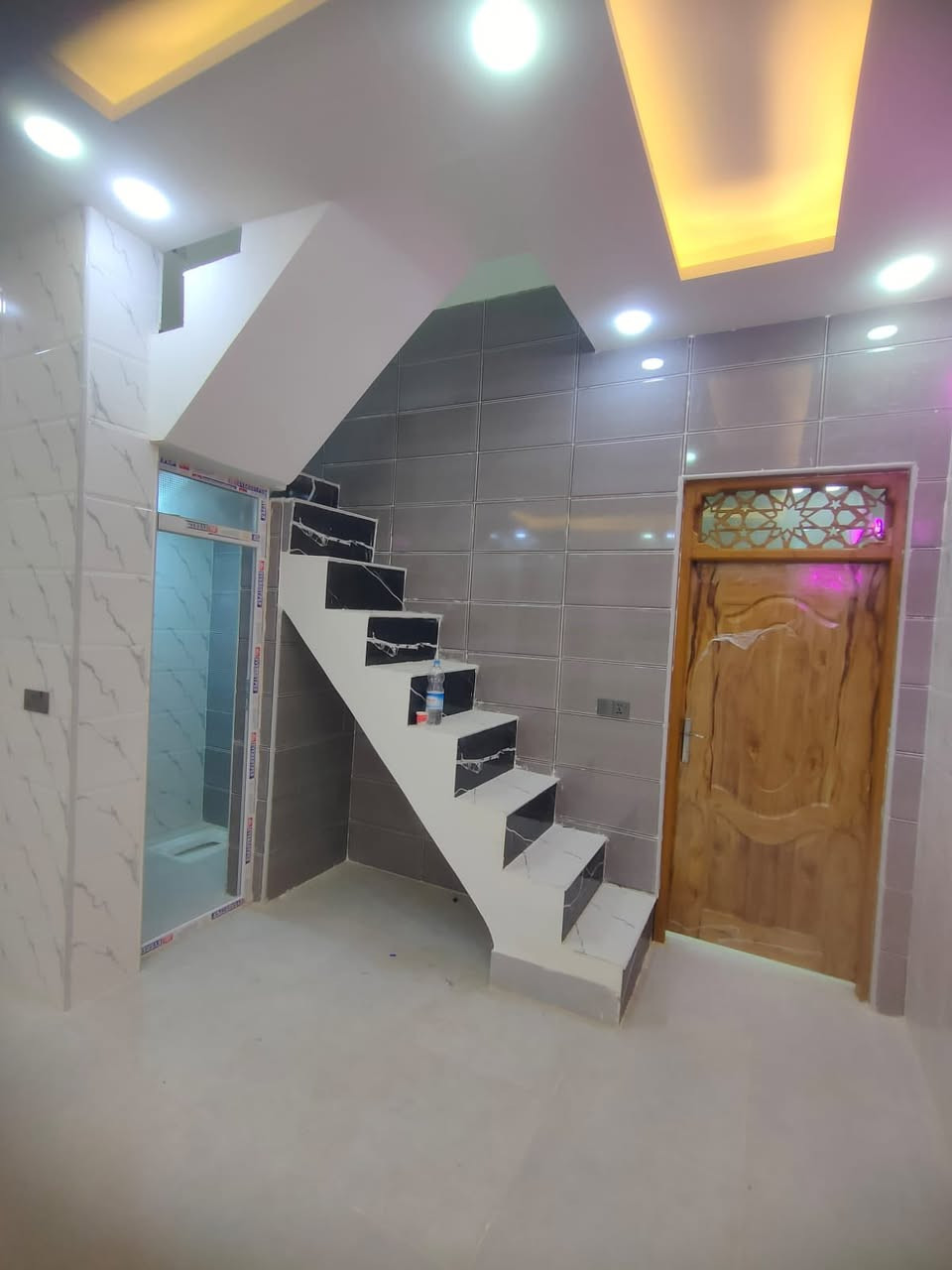 بيت لليجار مساحه 50 متر ركن جديد ما كهرباء مولده ***********
