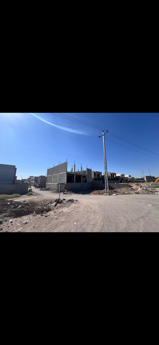 السلام عليكم قطعة ارض للبيع قرب جامعة بلاد الرافدين القديمة قريبة على الشارع العام طابو زراعي سند 25 
مساحتها 100 متر مربع 10x10 المنطقة مشيدة بالكامل ومخدومة ومبلطة للاستفسار / ***********
