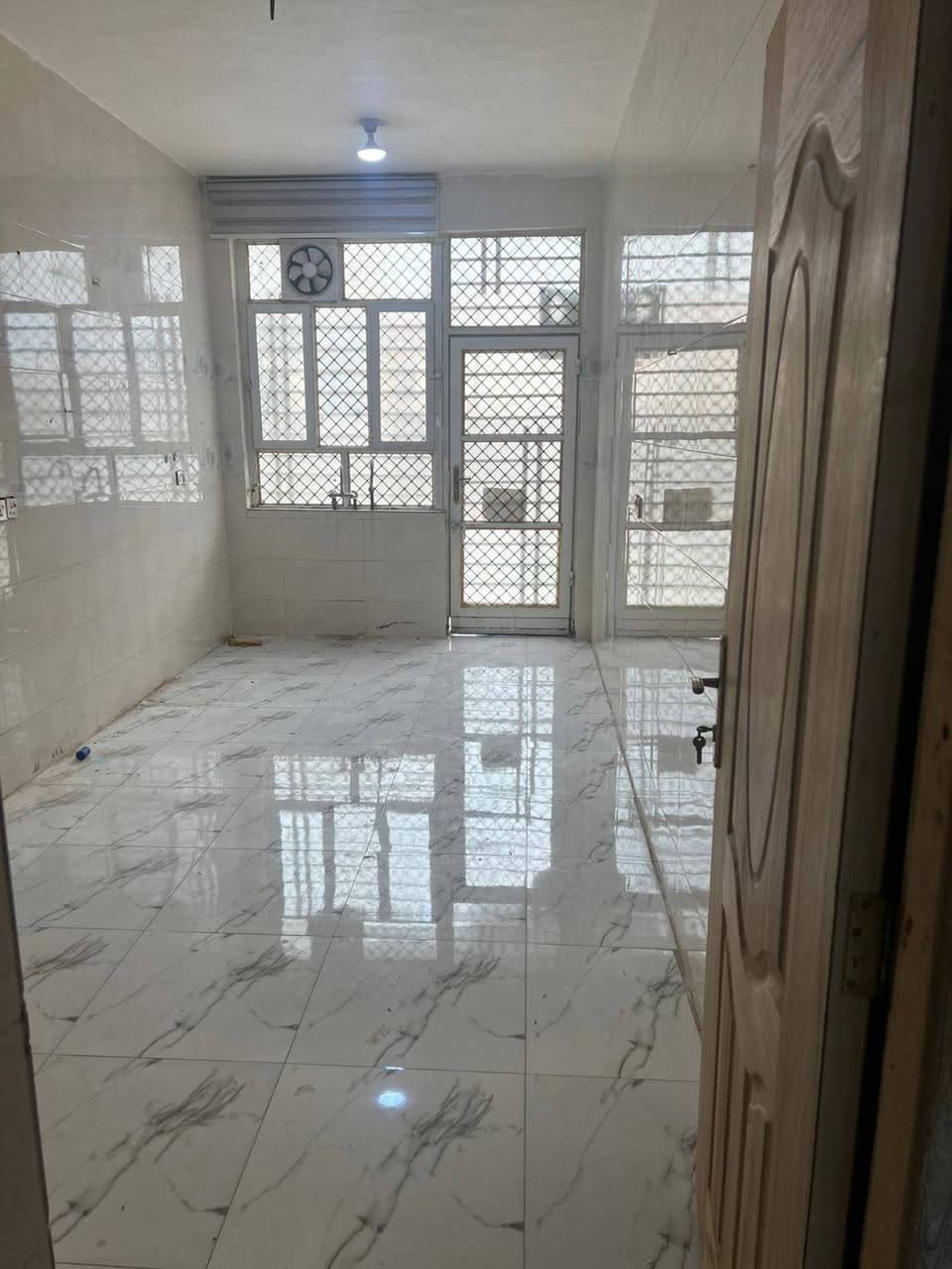 دار للايجار المساحه 200متر 
العنوان بابل الاساتذه خلف مول حمورابي 
يحتوي 
غرف نوم عدد 2
استقبال +هول 
مطبخ +مجموعه صحيه معزولة 
الدار جديد ونظيف
الشارع تبليط  
مبلغ الايجار 400 الف دينار عراقي 
للاستفسار الاتصال 
***********
***********
مكتب عقارات أبراج بابل 
عنوان المكتب بابل حي الجزائر مقابل الجسر الدولي
