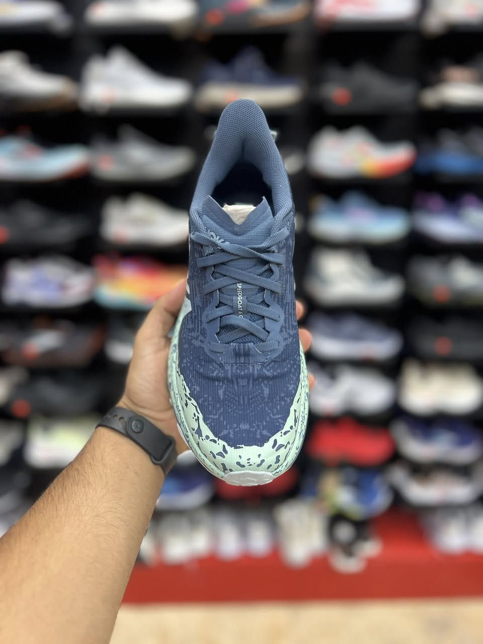Hoka Speedgoat 6 GTX

غشاء GORE-TEX Invisible Fit: يوفر حماية كاملة ضد الماء والرطوبة مع الحفاظ على مرونة وخفة وزن الحذاء.
نعل Vibram® Megagrip: نعل خارجي متين ومقاوم للانزلاق، مزود ببروزات (Traction Lugs) لضمان ثبات ممتاز على الأسطح الزلقة والتربة الرخوة.
بطانة مريحة: يتميز بالتوسيد المعهود من علامة Hoka لحماية المفاصل أثناء الجري لمسافات طويلة

قياس 39 وثلث القدم 24.5

السعر 85 الف

العنوآن نجف ملحق الروان
*********** واتساب
