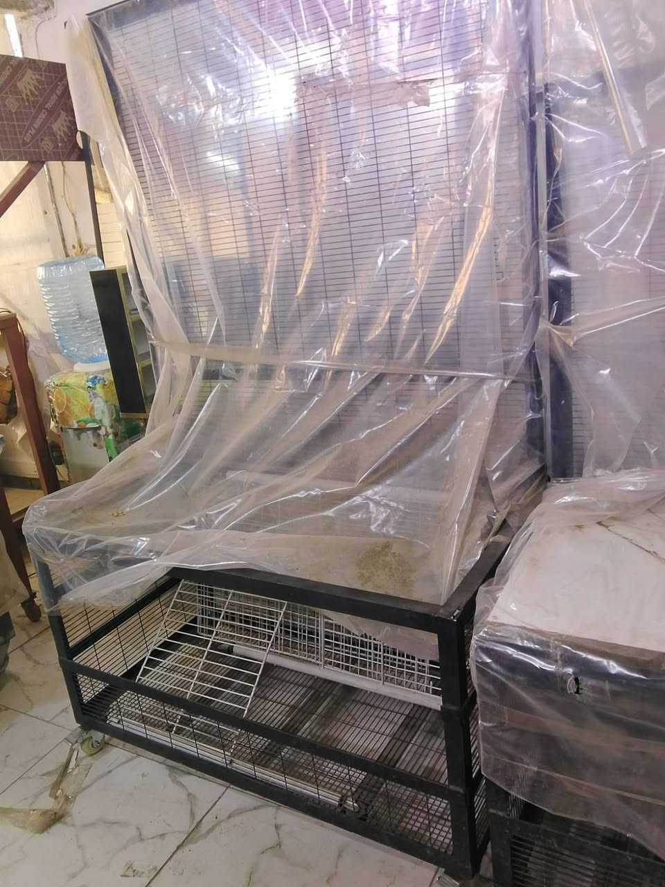 غراض محل للبيع سقوف ثانويه مع اناره مو حمالات احذيه مع ميوزه خارجيه لعرض الاحذيه مع مرايات العنوان بغداد الشرطه الخامسه رقم الهاتف ***********
