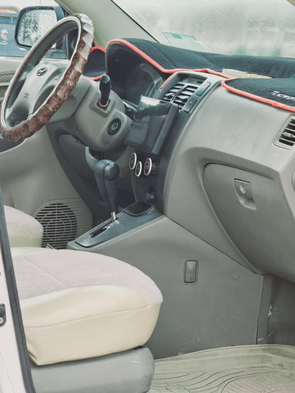 توكسان ٢٠٠٩ بغداد خليجي ستة سلندر، محرك ٢٧٠٠ سنوية لسنة ٢٠٢٧ مشروع وطني، مكفولة من الحادث والتبديل، سونار موجود وأي استفسار *********** السعر ١٢٠ وبي مجال قليل. مكان السيارة في محافظة الديوانية.
