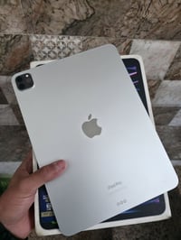 ايباد برو m2 2022 للبيع الجهاز نظيف ذاكره 128 كارتونه وشاحنته الاصليه ...