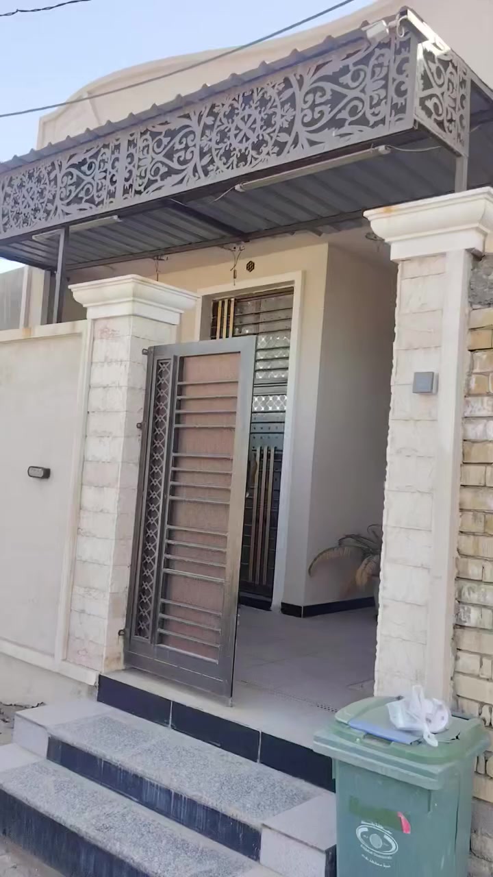 بيت للبيع في حي العسكري الجديد 18 مقابل مدرسه الحشد الشعبي مساحه 120متر بناء جديد طابوك واجه 6متر اتصال
***********
***********
