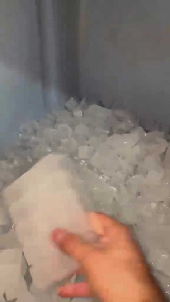 ايس ميكر ثلج 🧊 بلوري مانتورك طن و700 كيلو باليوم حقيقي 1700kg صناعة امركيا USA 🇺🇸  معروفه وغنيه عن التعريف ثلجاية خشنة🧊 حجم 30 كلها ع بلاد برغي ممفتوح بيها تجيك دبل كمبريسر ودبل خارجية يعني تنصب المكينة داخل الغرفة بدون حرارة خارجيات عدد 2 خارج الغرفة وتجي 4 قوالب وتكدر تشغل 2 وتطفي 2 سحبها للتيار 12 استقرار للخارجية الوحده بسعر كلش مناسب واخو البلاش للاستفسار مراسلة الصفحة او الاتصال + واتساب ***********
