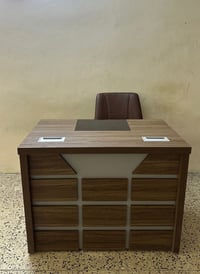 ميز مكتب مع كرسي استعمال شهرين فقط السعر ١٦٠ و بي مجال بسيط مكاني سيدي...