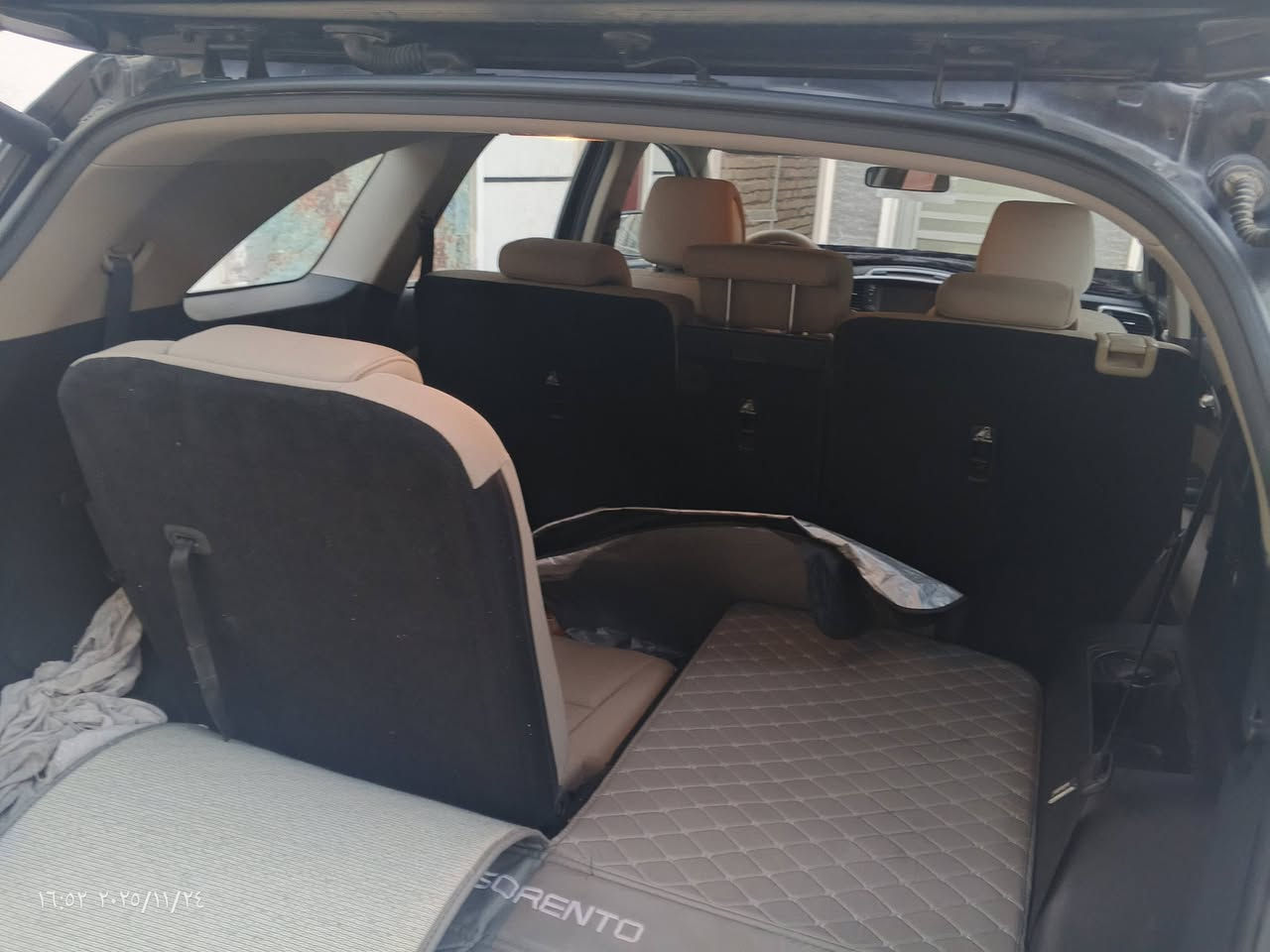 سلام عليكم سورنتو 2016 خليجي كويتي مكفوله من الصبغ لون اسود شذري فول عده الفتحه 6سلندر بصمه صندوق كهرباء ثلاث قطع تبريد مركزي ماسه 124قابله الزياده السياره على وضع الشركه السياره فقط مفتوح بيهه كازكت ومراوس حسب القناعه رقم *********** أو خاص السعر 215 وبيهه جال شي بسيط رقم واسط بأسمي رقم مميز
