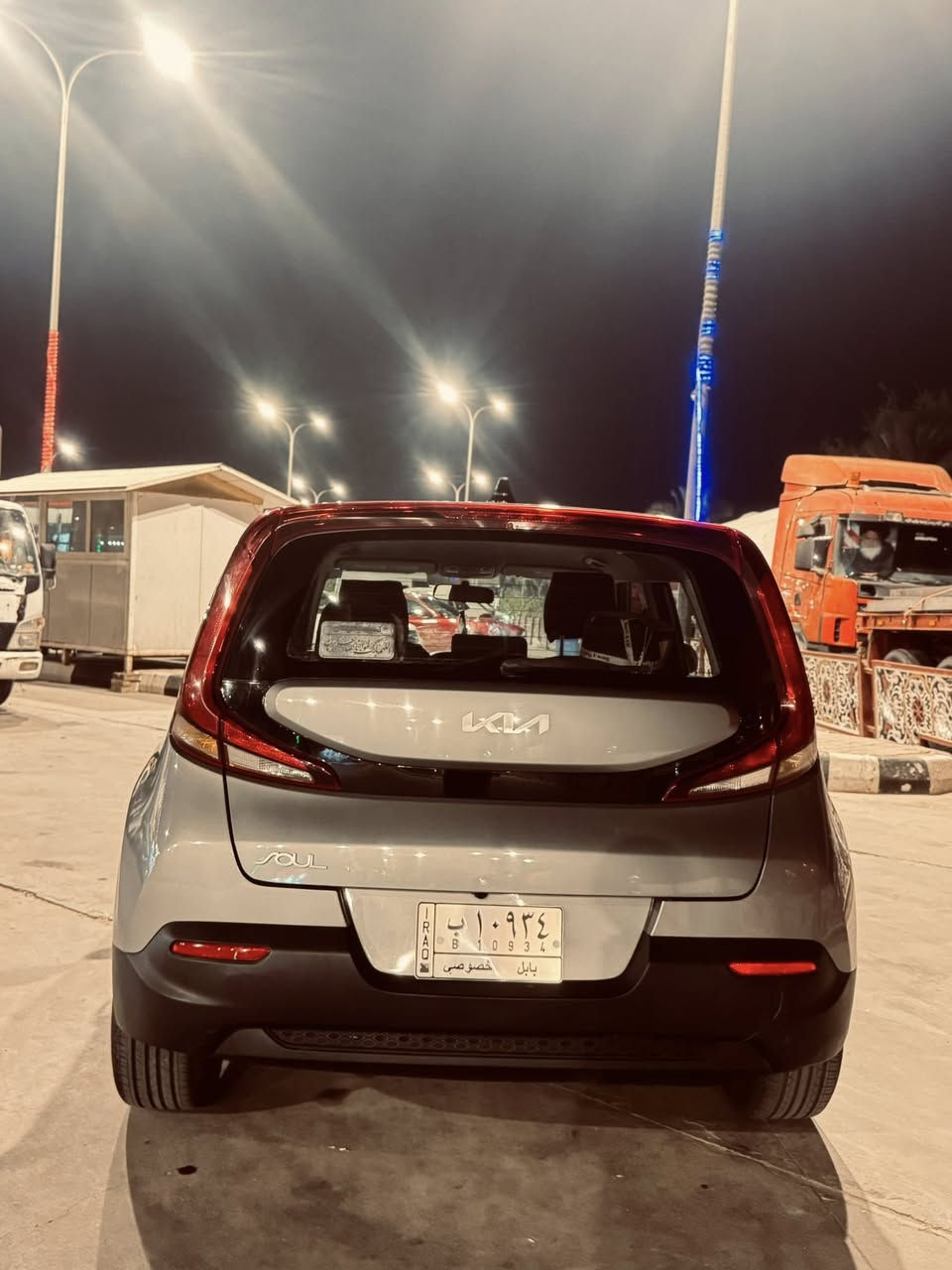 📣 للبيع: كيا سول (Kia Soul) موديل 2022 بحالة ممتازة 📣
المواصفات الأساسية والتقنية:

الموديل: 2022 

الفئة: LX (وارد أمريكي)

المحرك: 4 سلندر، بسعة 2.0 لتر (اقتصادي وقوي جداً)

القوة الحصانية: 147 حصان

ناقل الحركة: أوتوماتيكي ذكي (IVT) لتوفير ممتاز في استهلاك الوقود

نظام الدفع: أمامي (FWD)

المظهر والألوان:

اللون الخارجي: رمادي فولاذي مميز جداً (Steel Gray - كود KLT)

اللون الداخلي: أسود مخمل/قماش بحالة الوكالة (كود WK)

العجلات: جنوط مقاس 16 إنش

التقنيات والمواصفات الداخلية:

شاشة عرض وسطية مقاس 8 إنش تعمل باللمس

دعم كامل لنظامي Apple CarPlay و Android Auto للهواتف الذكية

كاميرا خلفية عالية الدقة للمساعدة على الاصطفاف

بلوتوث (Bluetooth) مع أزرار تحكم كاملة من المقود (الستيرنج)

منافذ شحن USB ومثبت سرعة ذكي

أنظمة السلامة والأمان:

نظام الكبح التلقائي في حالات الطوارئ ومنع الاصطدام الأمامي

نظام المساعدة على البقاء في المسار والتحذير عند الانحراف

فرامل مانعة للانغلاق (ABS) ونظام التحكم الإلكتروني بالثبات (ESC)

منظومة إيرباجات كاملة لحماية الركاب

ايرباك الستيرن طاگ فقط 

ماشية 58 ميل

رقم بابل بإسمي 

المكان بابل 

السعر : 148 بيها مجال بسيط

للاستفسار :

***********
