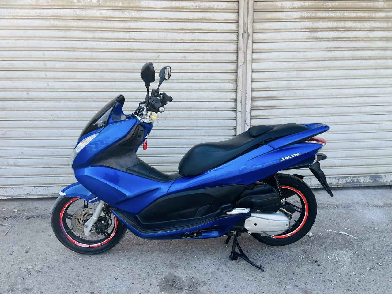 سلام عليكم
جيل الاول لون ازرق 💙
دراجه بلاديه كفر ومكينه 
حساس ازدحام 
حساس استاند كهربائي 
لايت عالي وناصي 
مرايات و عده بلاديه مال شركه 
اوراق كامله
دراجه حلوه كلش
سعر 1550 الف وبيها مجال بسيط 
مكاني بغداد البلديات
***********
