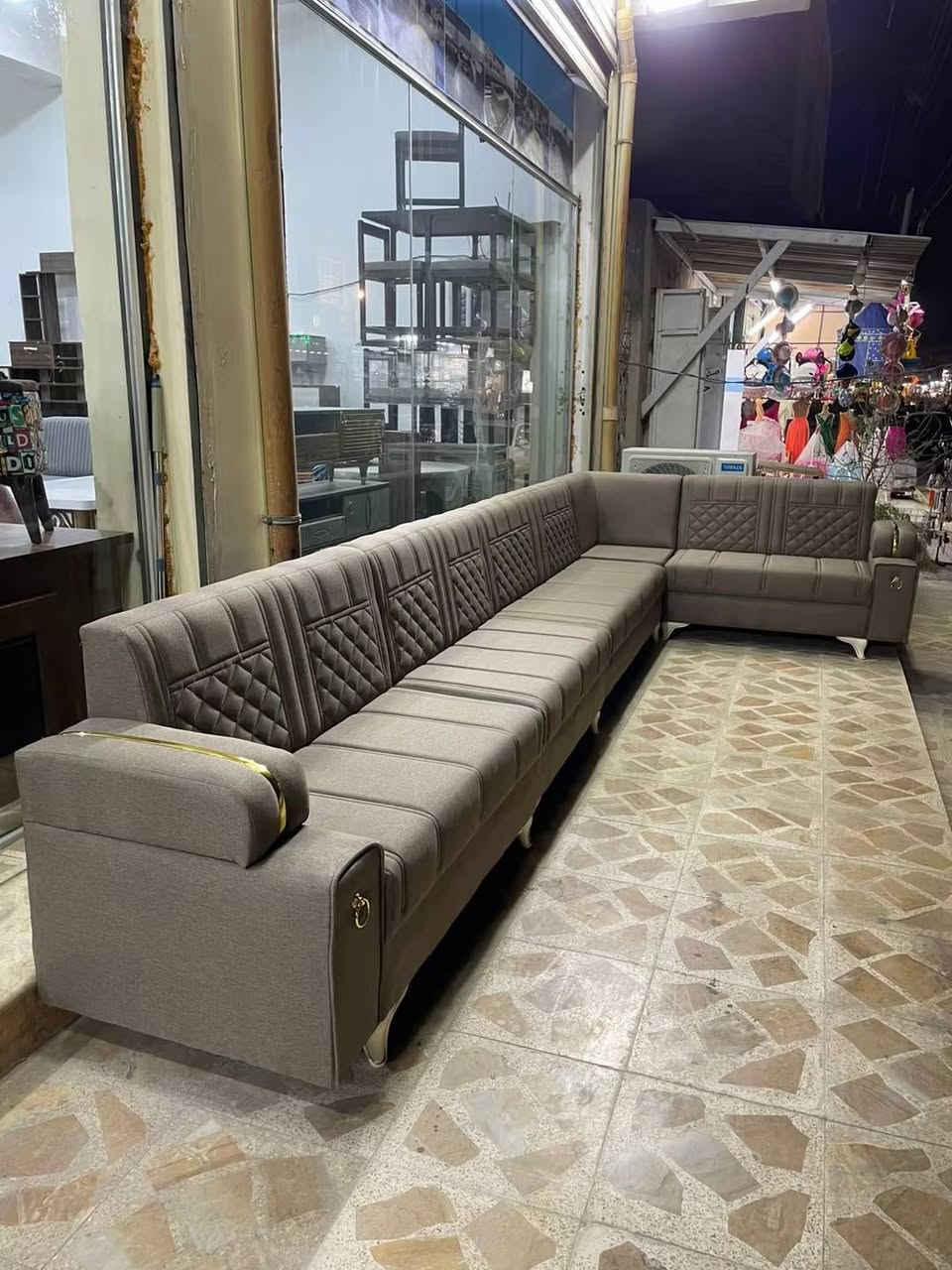 السلام عليكم 🙋🏻‍♂️
زبائننا الكرام بلشت عروضنه بمناسبة راس السنه يارب سنه خير وبركه ع جميع 🩷🌿
 وتفاصيل العروض داخل الفديووو عنوانه مغربه شارع السووك وللاستفسار مراسلة الصفحه او ع رقم ***********
