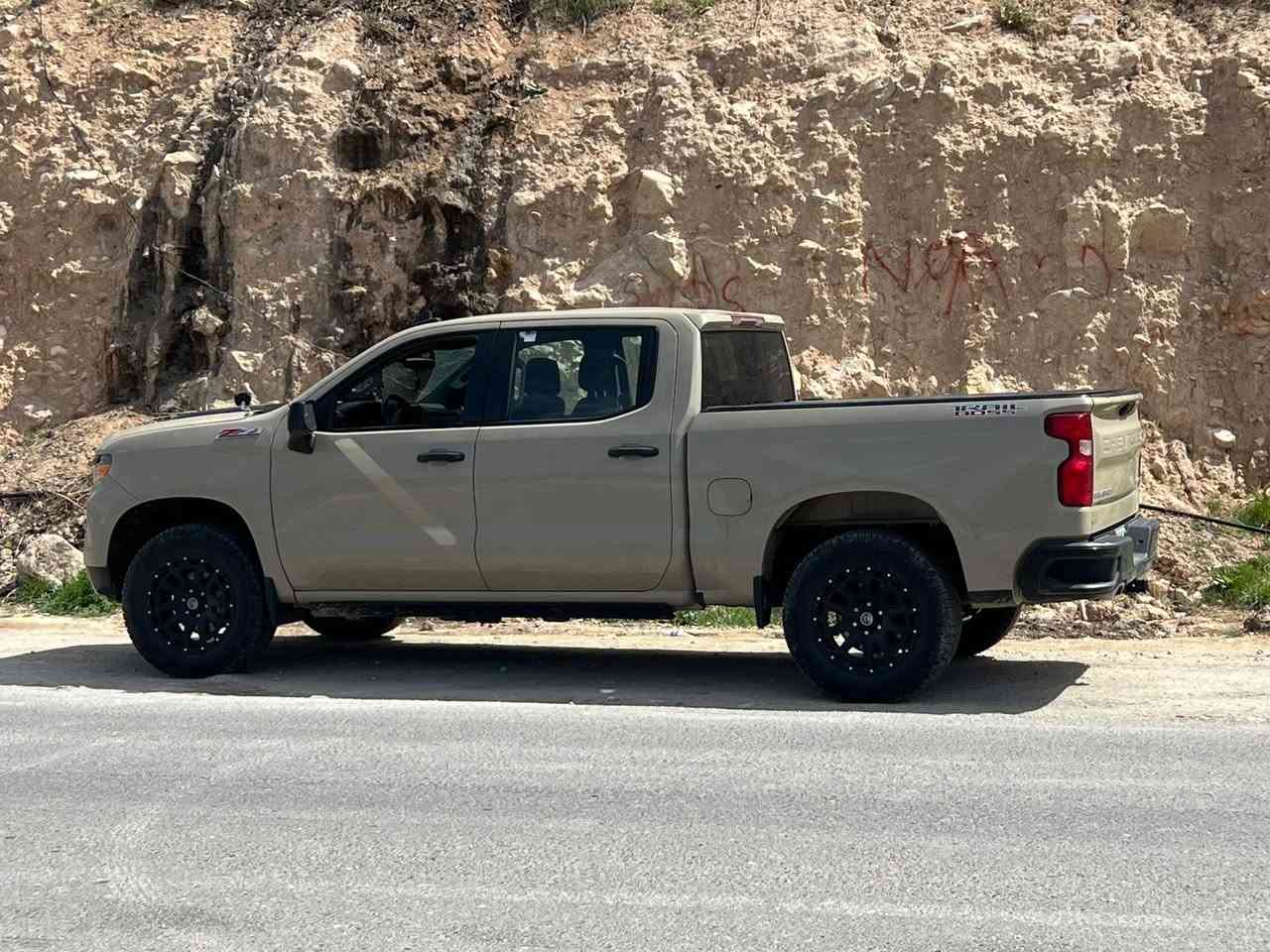 سلام عليكم
سلفرادو 2022 مواصفات TRAIL Boos  Z71
لون بيجي صحراوي مميز جدا بهذا الموديل
عداد المسافة 83 الف كم 
- محرك 8 سلندر 5.3
- ⁠باب طويل بدي قصير 
- ⁠رادار امامي / كامرة خلفية دوارة
- ⁠فورويل صعود  ونزول ونظام منحدرات
- ⁠صندوك كهرباء / كرسي سائق كهرباء
- ⁠مانع تصادم / اوتو ستوب
- ⁠شاشة لمس 
- ⁠تحديد مسار
- ⁠تبريد قطعتين
- ⁠بصمة تشغيل عن بعد / فتح صندوق بصمة
- ⁠دبل گزوز
- ⁠دوسات كهرباء تفتح مع الباب اصلية
- ⁠غطاء بدي اصلي
- ⁠ويل 20
السيارة نظيفة جداً وعليهه صيانة كاملة 
وبرغي مابيهه نقص
حادث بسيط جاملغ جهة السايق جزء من عنده تصليح بارد وموضح بالصور
بدون صبغ بدون تبديل
مكان السيارة / بغداد الوزيرية
السعر 370$
***********
