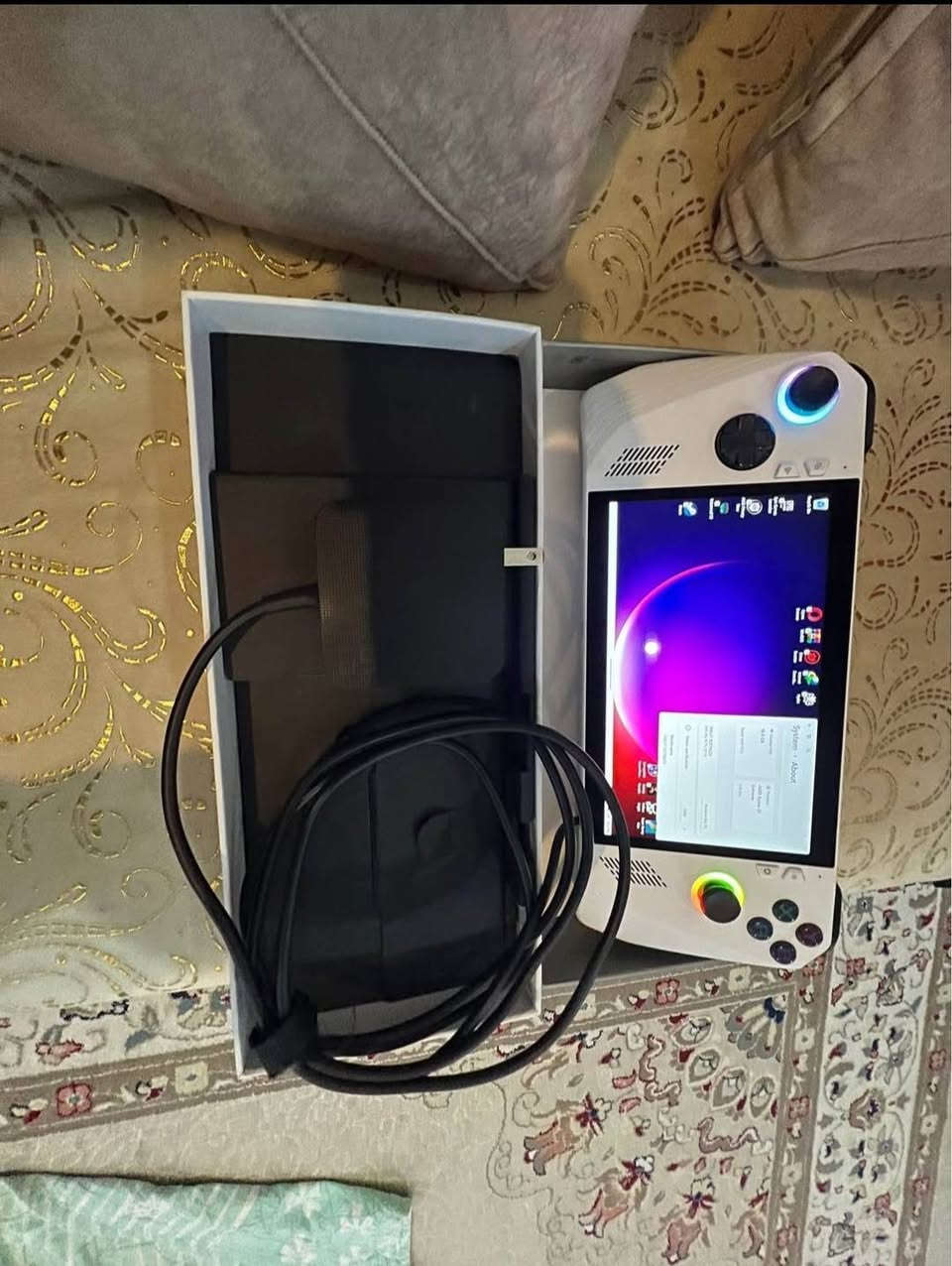 روج اكستريم نضيف كلش
بطارية ١٠٠
كامل غراضة موجود سعره ٦٠٠ الف

مواصفاته :
CPU: AMD Ryzen Z1 Extreme (8-Core / 16-Thread).

GPU: AMD Radeon RDNA 3 (8.6 Teraflops).

RAM: 16GB LPDDR5.

SSD: 512GB NVMe Gen 4.

Display: 7" Touch, 1080p, 120Hz, 500 nits.

OS: Windows 11 Home.

Weight: 608g.

Battery: 40Wh (65W Fast Charging).


**إذا كنت صاحب هذا الإعلان وتريد حذفه لأي سبب، رجاءا أرسل رسالة إلى الدعم الفني**