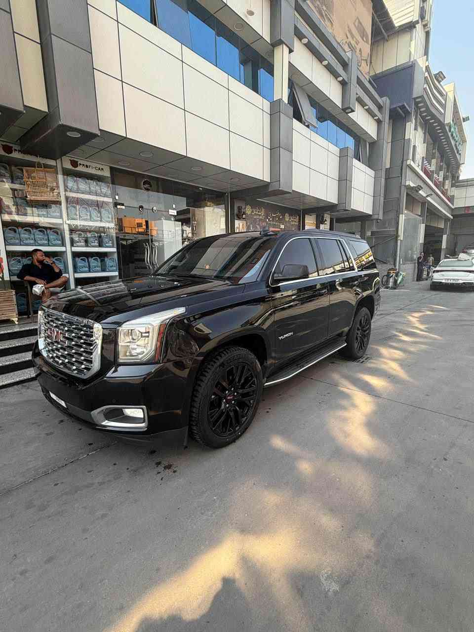 جي ام سي 2016 حديده جاهزه من كلشي بيها صبغ جاملغ ونص قماره بدون حادث وبيها جراد خفيف بالاطراف مكينه كير كلش جدد تخم تاير ستوه شاده جديد تبريد ثلج بلاد كل ناقص مابيها السعر 178 العنوان البصره ابوصخير *********** الزبير, البصرة
