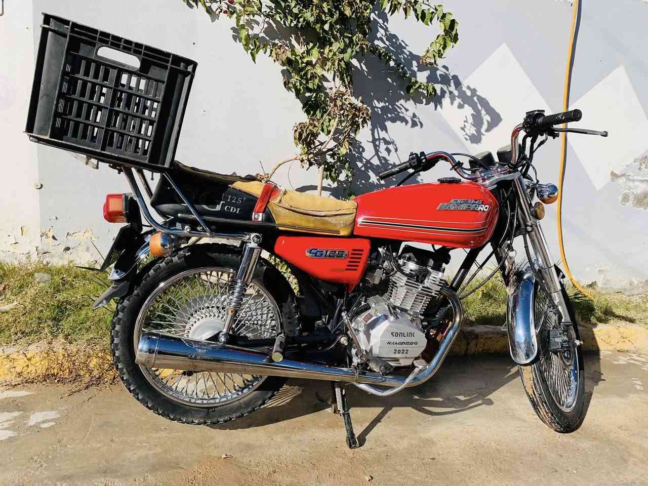 سلام عليكم الدراجه للبيع                                               النوع نامه بروه قبق اسود 
موديل ٢٢ طلعت ٢٣ 
دسك امامي 
المحرك ما مفتوح 
رقم وسنويه   بس لوحات لسه شديت لان مافارغ 
الدراجه واكفه الله وكيل استخدام للبيت  
عوزه ترييب اشاير فقط والباقي كله شرط  
السعر مليون و ١٠٠ وبيه مجال للشراي 
للاتصال ***********
