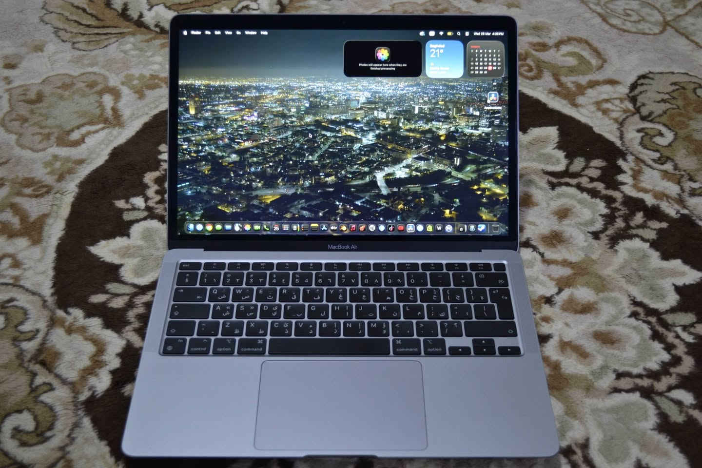 العنوان:
ماكبوك إير M1 (2020) – 8GB RAM – 256GB SSD – نظيف جداً

الوصف:
لابتوب Apple MacBook Air M1 إصدار 2020، بحالة ممتازة واستخدام خفيف.

المواصفات:

معالج Apple M1

ذاكرة 8GB RAM

تخزين 256GB SSD

بطارية 95% (أداء ممتاز)

الحالة:

الجهاز يعمل بشكل ممتاز بدون أي مشاكل

نظيف جداً ومُحافظ عليه

يوجد خدش خفيف جداً على الشاشة، لا يُلاحظ أثناء الاستخدام الطبيعي ويظهر فقط بزوايا معينة ومع إضاءة قوية

يوجد أثر بسيط جداً على الهيكل الخارجي

المرفقات:

الشاحن الأصلي

Macbook Box

ملاحظة:
الجهاز جاهز للاستخدام مباشرة
لأي تفاصيل إضافية، تواصل على الخاص

السعر:
650,000 دينار عراقي (قابل للتفاوض بالمعقول)
English Only...


**إذا كنت صاحب هذا الإعلان وتريد حذفه لأي سبب، رجاءا أرسل رسالة إلى الدعم الفني**