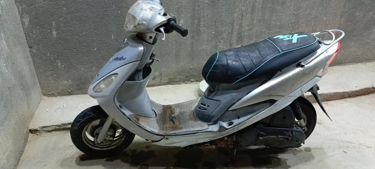 السلام عليكم
ماكس  منغولي ما مفتوحة 

دراجه محركهة نضيف بس الدراجه هاملهة يرادلهة ادامة وابد ما طابة مصلح فقط الدهن وعطل بصيط الدراجة ما اذب عليهة ربع تجي وتفحص وشوف بعينك  فقط الكفرات اذا تريد تبدلهن  واوراق الحاوية مالتهة موجودة ومكاتبة بيع وشراء من

 عبد الامير موجودة السعر 700 وبيهة مجال 

المكان ناصرية مركز
***********
