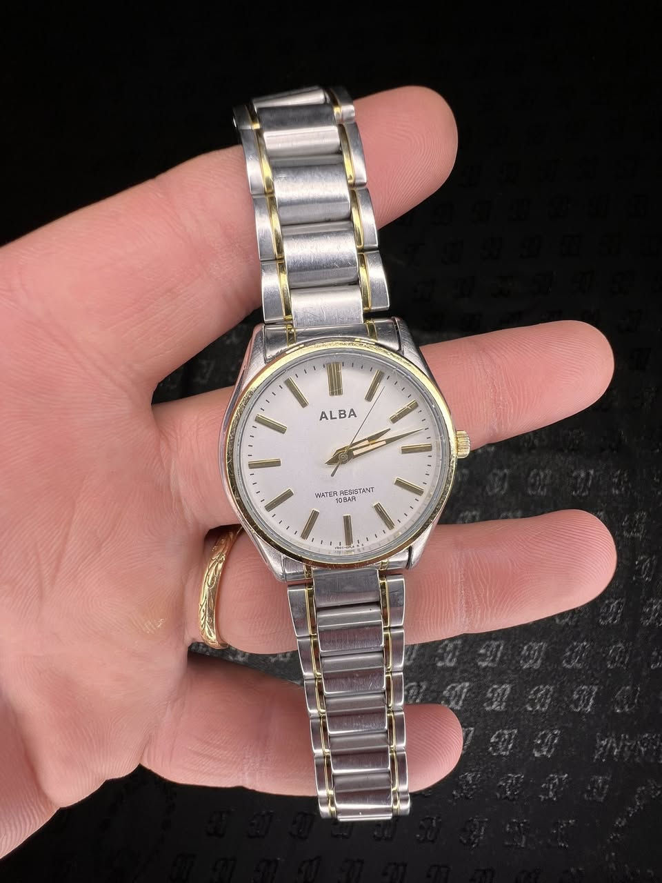 Alba من seiko 
ياباني اصلي 100% 
تجميع في الصين 
انتاج 2010 
 ماكنة كوارتز (بطارية) 
قطر 35 
نظافة تامة 
ضد الماء بعمق 100 متر
سير كامل 
زجاج زفير 
السعر 60 الف


**إذا كنت صاحب هذا الإعلان وتريد حذفه لأي سبب، رجاءا أرسل رسالة إلى الدعم الفني**