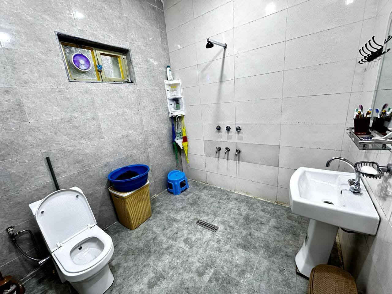 بيت للبيع طابو زراعي قرار  ٢٥ ركن عل شارعين كامل خدمات المساحه  ١٩٠ متر المدائن الاحظاريه قرب أسواق استاذ ياسين بيت مفول بي اربع غرف نوم 
للإستفسار أكثر  ***********
