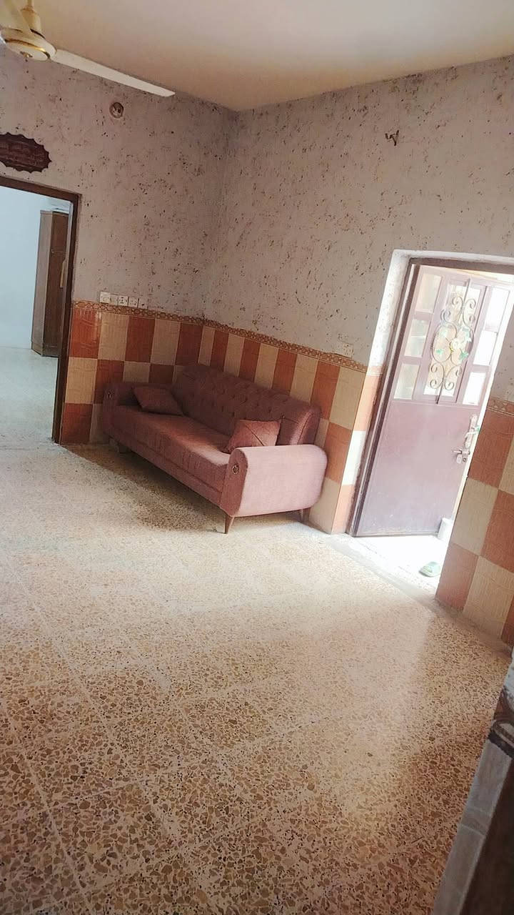 سلام عليكم بيت مساحه 300 متر طابق ونص منطقه الالف قرب ملعب تيسير سعره 250 مليون وإذا اكو مراوس ب 200 متر وينطي فرق حسب الاتفاق بيت جاهز ماابي اي نقص متواجد خاص وهذا رقمي هم بي واتساب ***********

