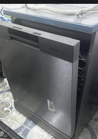 السعر 100 ماركة هايسنس مابيها قطرة زنجار بس بيها ضرر بالباب يحتاج تبدي...