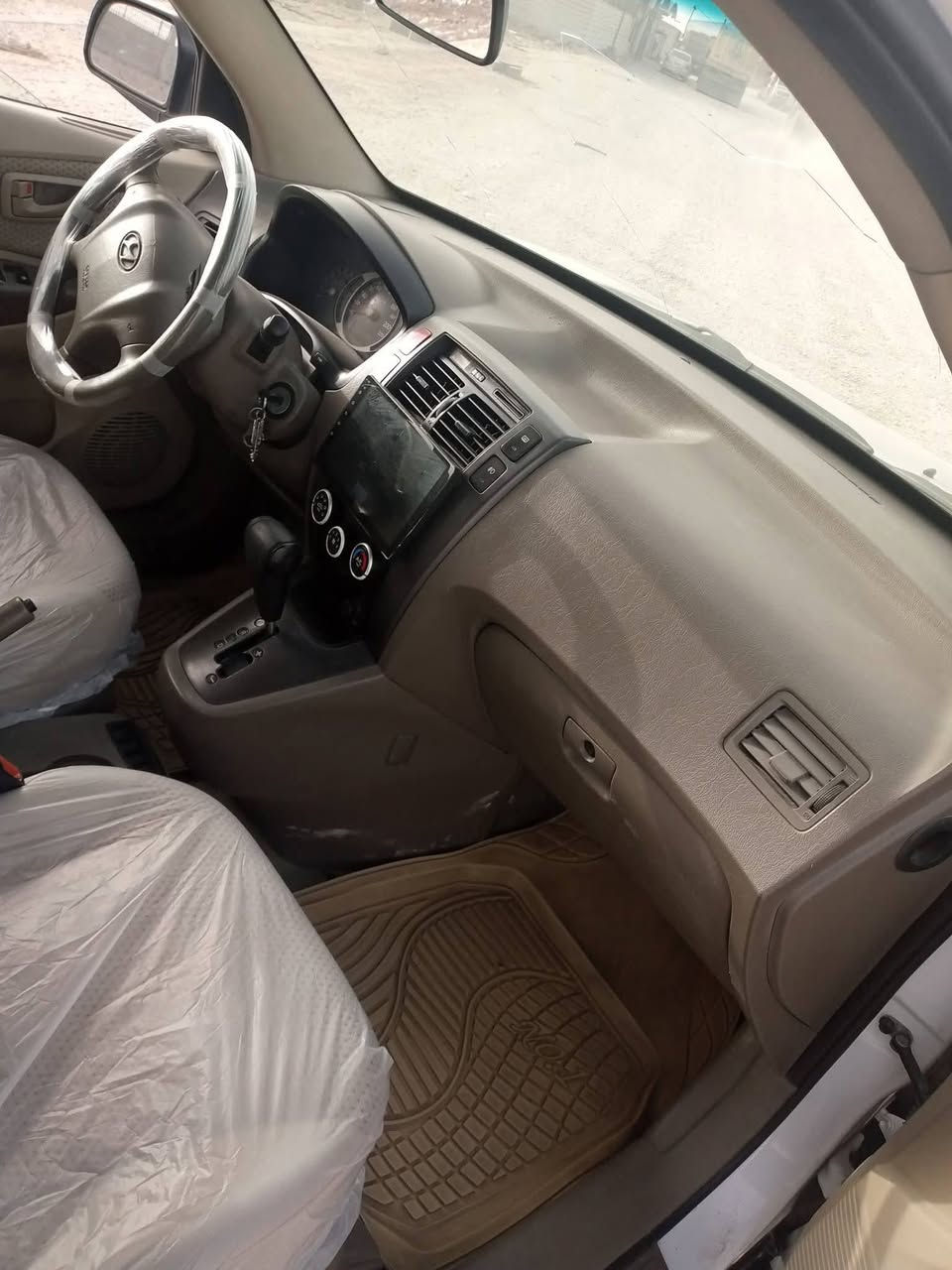 السلام وعليكم توكسان  2009خليجي فتحه فول مواصفات للبيع او مراوس،حسب القناعه  رقم  اربيل تحويل مباشر السعر 95   وبيه مجال بصيط حجم المحرك 2700  محرك بيه تنقيص قليل كلش وضررها باب مبدل وشويه بارد بالجنطه 

تبريد شغال ابلادي  

تخم تاير جديد

شاشه وكامره 

سماعات مضخم صوت

للاستفسار ***********
