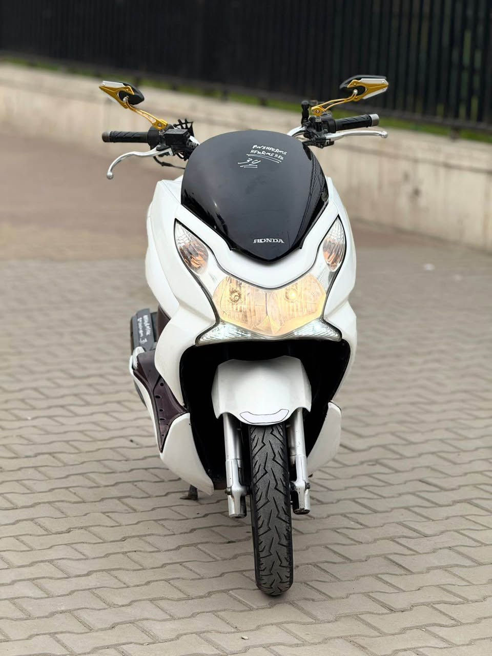 السلام عليكم للبيع دراجه pcxجيل الاول  دراجة مال رمبه ماخذها رمبه الدراجه وأعلى ايدي ياباني الاصلي دراجه جديده مال جناي وعلئ ايدي لون مميز 
ياباني الاصلي دراجه كامله أستان كهربائي حساس ازدحام حرف دراجه جديده الدراجه مكينه لوك شلعه معدل خير من اللّٰه دراجه تكول جديده بمعنئ الكلمه واحلا من الصور مال جناي المكان بغداد دراجة مكفوله اي نقص مابيه السعر مليون و450الف
وبيها مجال   
اي استفسار  *********** بغداد, العراق
