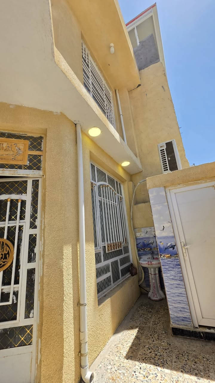 بيت ركن للبيع حي العسكري شارع حكمت قريب على القسم البلدي المساحه 142 طابقين بيت بناء حديث الطابق الأول استقبال ومطبخ وصاله وغرفه نوم وصحيات الطابق الثاني ثلاث غرف نوم وحده كامله واثنين يحتاج لبخ وكاشي فقط
السعر 130 وبيه مجال قليل للاستفسار الاتصال على الرقم ***********
