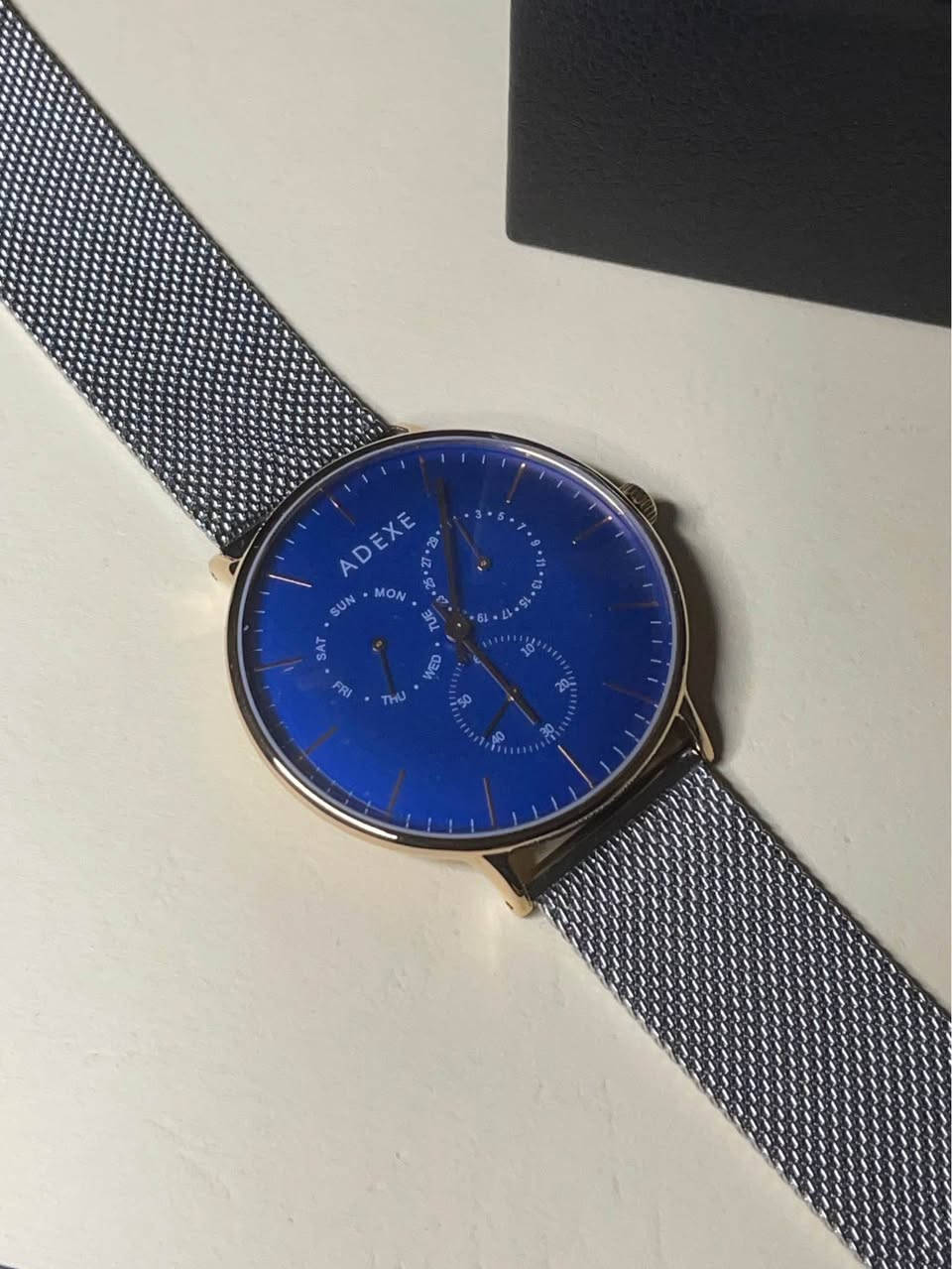 العلامة التجارية البريطانية ADEXE، موديل 1868A-10 من مجموعة Grande
انتاج ٢٠١٧
تحتوى الساعه على ثلاث سناتر 
اليوم (على اليسار).
التاريخ (على اليمين).
الثواني (في الأسفل).
القطر ٤١ ملم والسمك ٨ ملم سير حصير 
الماكنه ياباني من شركه sll 
الساعه على وضع الشركه غير مستخدمه 
سعر الوكاله ١٣٩ دولار 
السعر ١٠٠ الف بغداد, العراق


**إذا كنت صاحب هذا الإعلان وتريد حذفه لأي سبب، رجاءا أرسل رسالة إلى الدعم الفني**