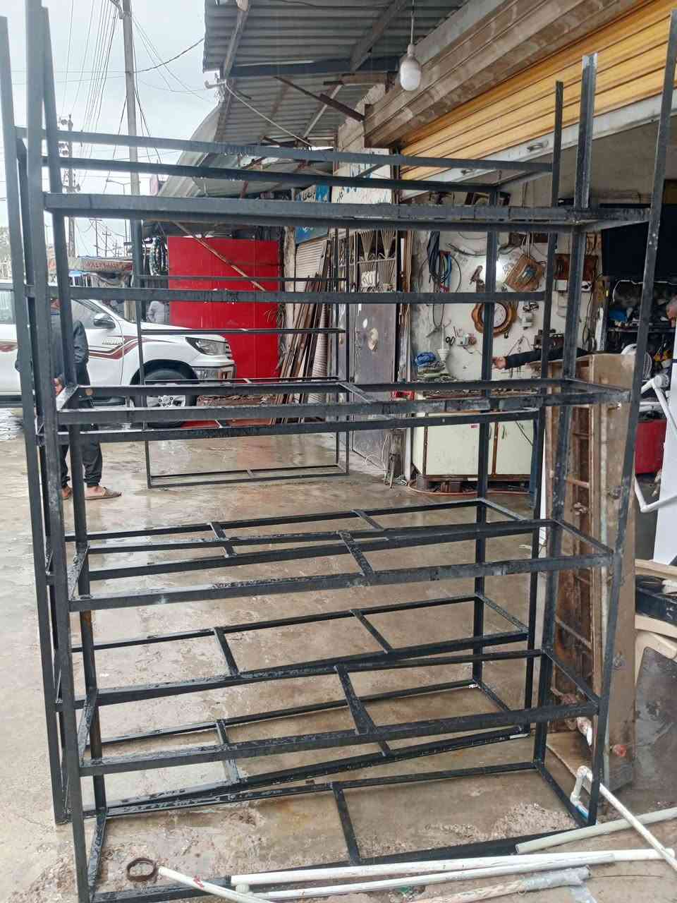 سلام عليكم رفوف حديد البيع جديد مستعمل شي قليل كامل ويه خشب همين ***********مكاني كركوك كوباني
