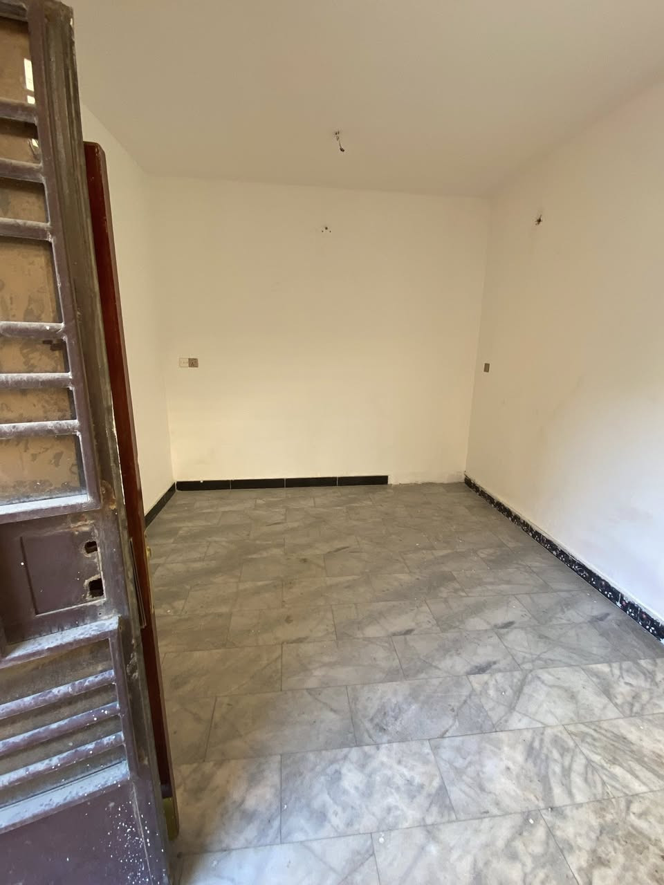 #للإيجار في منطقة السيدية

دار مساحه 50 متر ركن 

يحتوي على غرفتين نوم وصاله ومطبخ وخدمات 

نضيف جدا

بدل الايجار 750 الف

للأستفسار ***********
