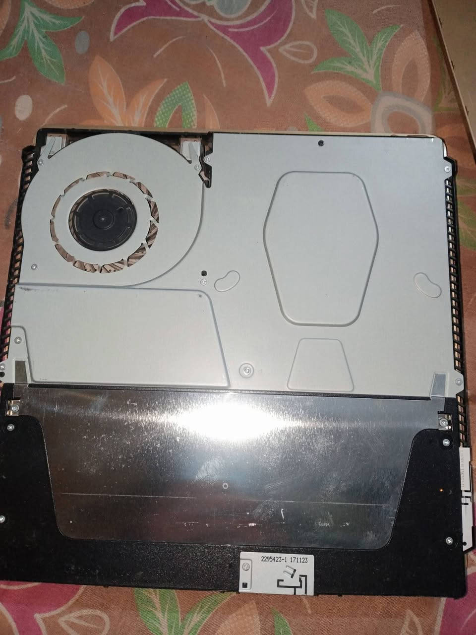 السلام عليكم بلاي 4 للبيع امريكي الجهاز نظيف ما مفتوح ابدا مهكر نظام 12: 50 بي لعب طوبه فيفا وبي اساسا ميراج مكان بغداد سعاده الكرامه السعر الخاص للتواصل واتساب *********** وبي قرص فيفا 18 هديه وي جهاز ويا يتين اصليه
