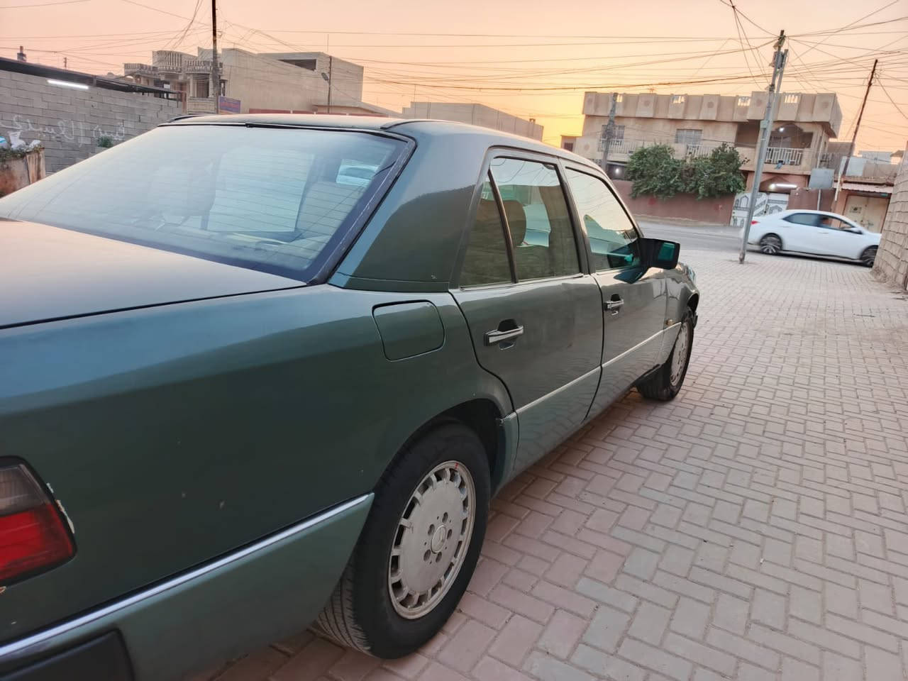 السلام عليكم
مارسدس موديل 1988 للبيع فقط
محدث 1995 بيبي 
محرك 2500 ديلكو 
مكينه وكير شرط
صدر جديد
صبغ جاملغات الوره والقماره فقط بدون ضربه 
غرفه جديده 
تحويل ثاني يوم 
العنوان صلاح الدين تكريت 
السعر 65 للاستفسار 
***********
