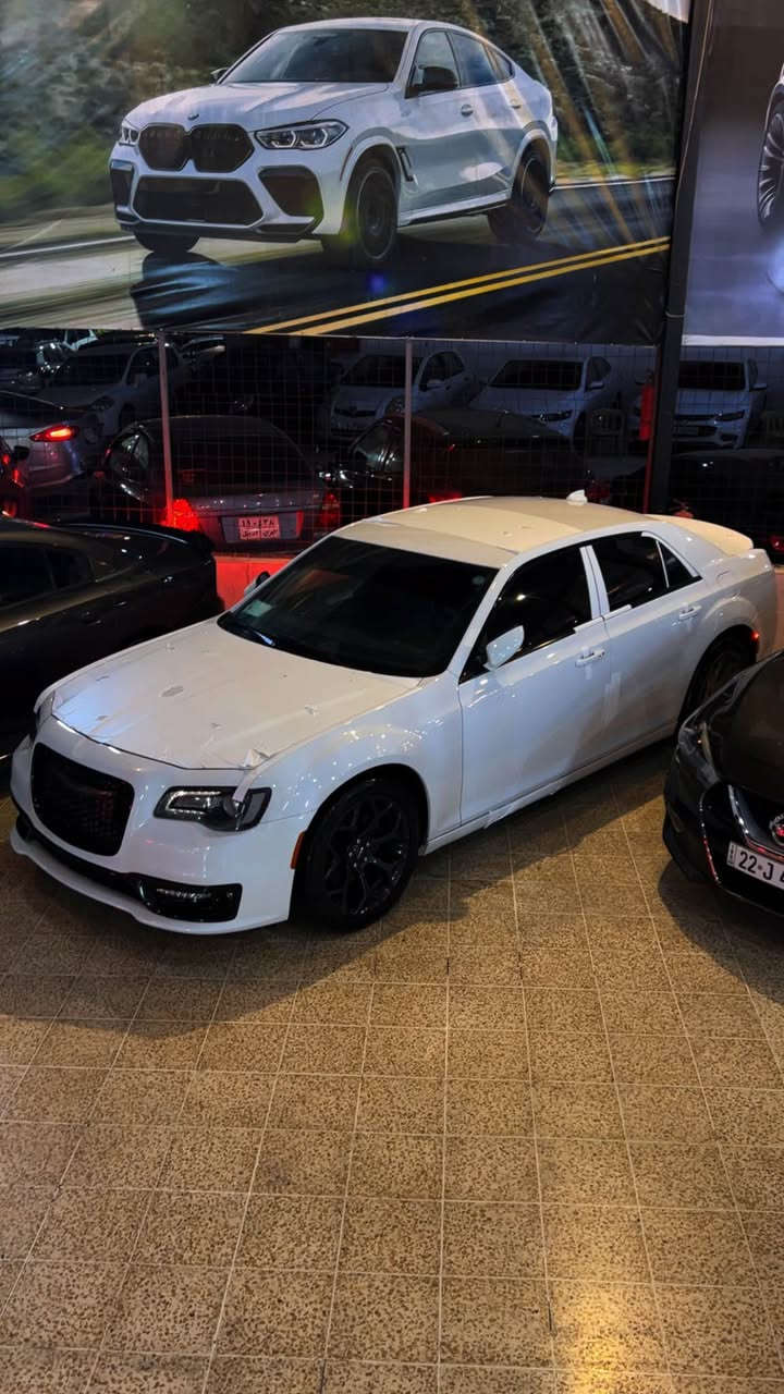 Chrysler 2018 S black edition 
فوللل و مکفول کفالة عامة 
مواصفات S
بدون فتحة
كشانت جلد
كشنات كهرباي
شاشة كبير
شفافت بستيرن
كشنات هيتر
كاميرة حساس
كير ماوس
تحكمات ستيرن
كيج ٢٦٠
دبل لحية بلادي بجم عريض 
ماشية ١٦٠الف
اخوان سيارة كفالة عامة من صبغ تبديل بارد كلشي مابي على وضع شريكة
رقم اربيل بسمي كل شيء جديد حتى ٢٠٣١
مكان اربيل
*********** وتساب أربيل, العراق
