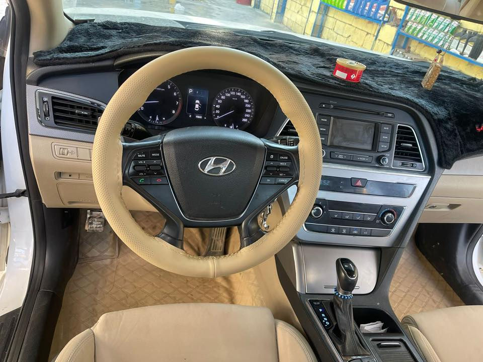 سوناتا موديل 2017 خليجي
السياره كفاله من الصبغ 
بيه الباب الورى اليمنه بارد 
والجاملغ الخلفي الايسر بالدور بارد 
ماشيه 150
محرك مامفتوح 
محرك 2400
مواصفات الخليجي الستندر 
مكاني نجف 
السعر 155 وبيه مجال 
***********
