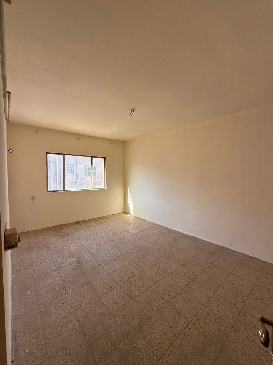 للايجار  في السيديه نضيف جداً مساحه 400m ( سكني او تجاري )

المواصفات :

* 5 غرف نوم 

* هول داخلي كبير 

* حديقه مع كراج كبير مع مساحه واسعه خلف البيت

* مطبخ (مجهز كاونتر وطباخ) 

* صاله 

* خدمات صحيه بكل طابق 

* السعر 4 مليون الف شهرياً

•الموقع: بغداد / السيدية - شارع 40

للاستفسار ***********
